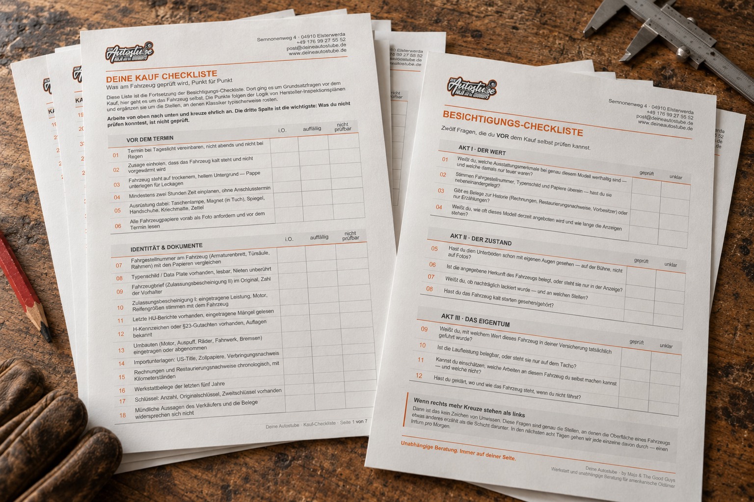 Die beiden kostenlosen Checklisten aus dem Oldtimer-Irrtümer-Kurs auf einer Werkbank